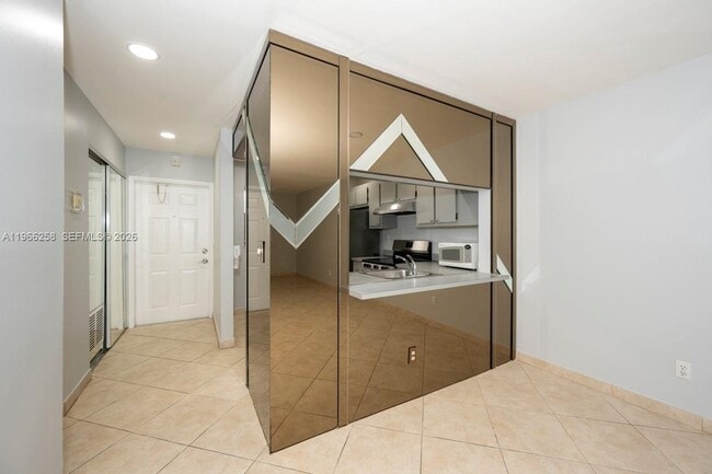 10537 NW 11th St, Unit 202 in Pembroke Pines, FL - Building Photo - Building Photo