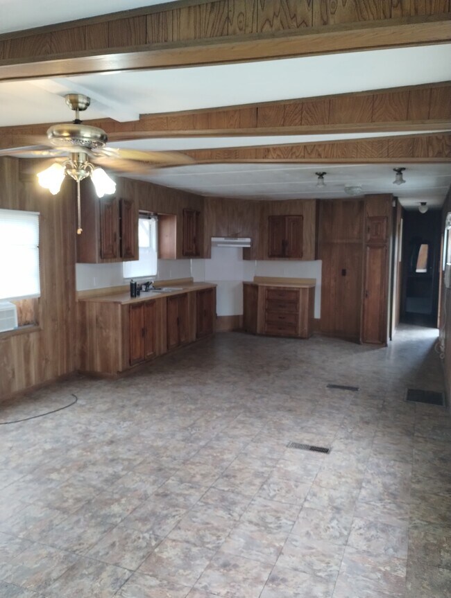 82 Private Rd 2000 in Uvalde, TX - Building Photo - Building Photo
