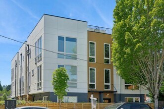 527 S Cloverdale St in Seattle, WA - Building Photo - Building Photo