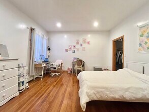 25 Gibbs St, Unit 1 in Brookline, MA - Building Photo - Building Photo
