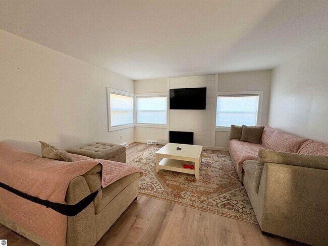 7638 Skegemog Point Rd in Williamsburg, MI - Building Photo - Building Photo