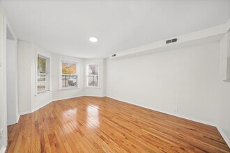 8026 S Coles Ave in Chicago, IL - Building Photo - Building Photo