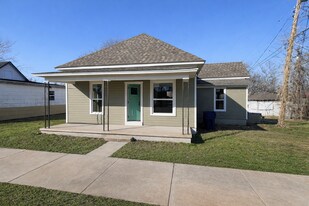 215 S Maple St in Guthrie, OK - Building Photo