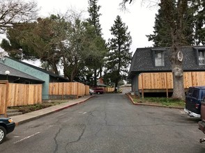 Four Oaks Apartments in Tigard, OR - Foto de edificio - Primary Photo