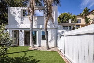 21563 Pacific Coast Hwy in Malibu, CA - Building Photo - Building Photo
