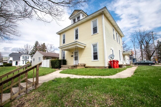 138 N Madison Rd in London, OH - Building Photo - Building Photo