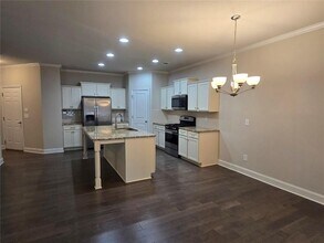 305 Holdings Dr in Lawrenceville, GA - Foto de edificio - Building Photo