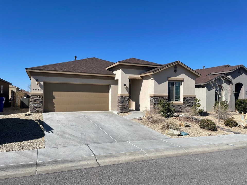 3933 Agua Duro Dr in Las Cruces, NM - Building Photo