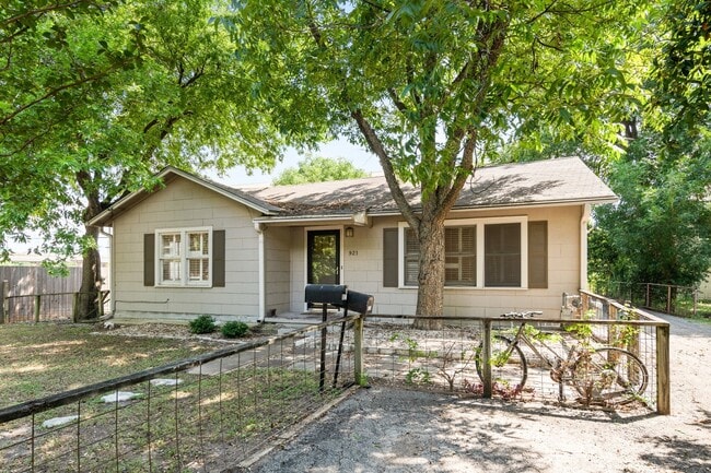 921 E 37th St in Austin, TX - Foto de edificio - Building Photo