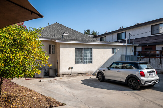 607 E Olive Ave in Burbank, CA - Building Photo - Building Photo