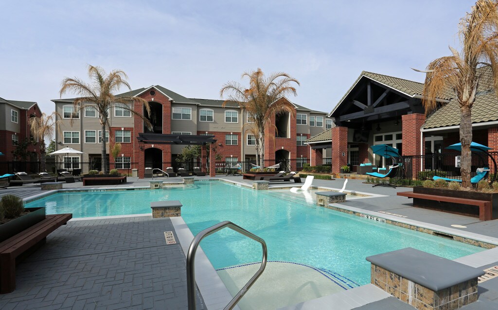 Augusta Meadows Apartments in Tomball, TX