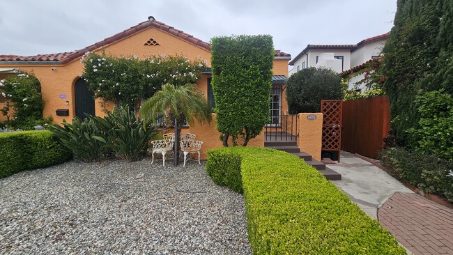property at 6651 Lindenhurst Ave