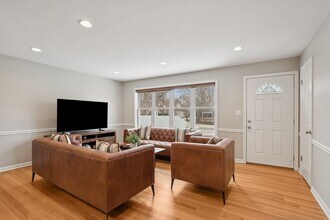 689 E Illinois Rd in Lake Forest, IL - Building Photo - Building Photo