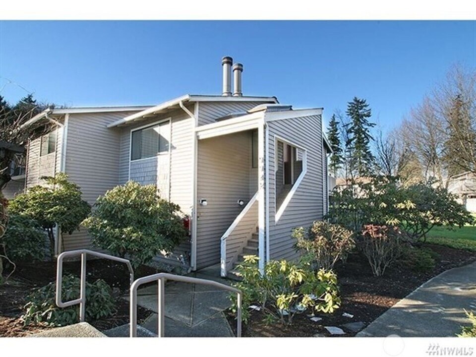 9922 NE 144th Ln in Kirkland, WA - Building Photo
