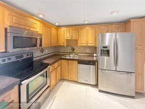 3520 Oaks Way in Pompano Beach, FL - Building Photo - Building Photo