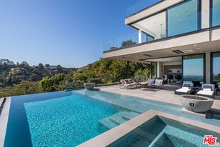 9406 Lloydcrest Dr in Beverly Hills, CA - Building Photo