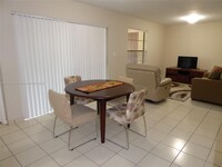 9140 SW 123rd Ct, Unit 301 in Miami, FL - Foto de edificio - Building Photo