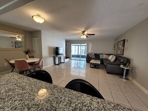 11922 Congressional Dr in Tampa, FL - Foto de edificio - Building Photo
