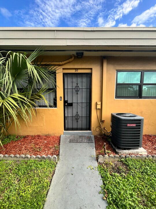 1845 Pembroke Rd in Hollywood, FL - Building Photo