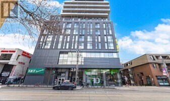 297 College St in Toronto, ON - Building Photo