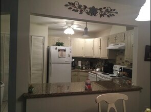 134 Amberly Dr, Unit J in Englishtown, NJ - Building Photo - Building Photo