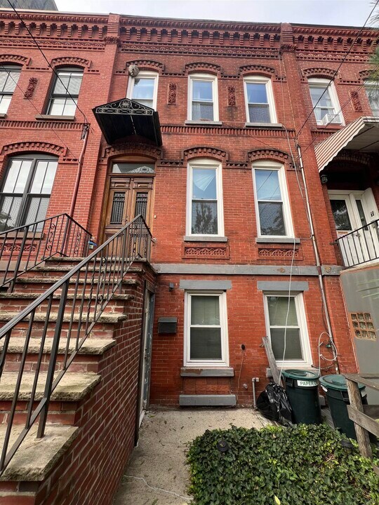 325 Pacific Ave in Jersey City, NJ - Building Photo