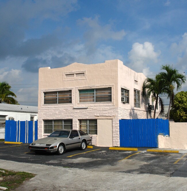 1813 Lincoln St in Hollywood, FL - Foto de edificio - Building Photo