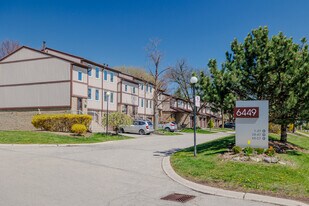 6449 Glen Erin Dr in Mississauga, ON - Building Photo