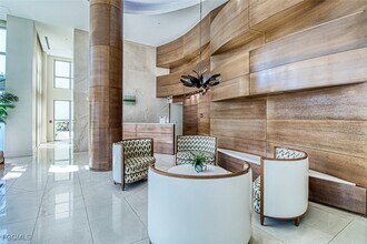 3000 Oasis Grand Blvd in Ft. Myers, FL - Foto de edificio - Building Photo