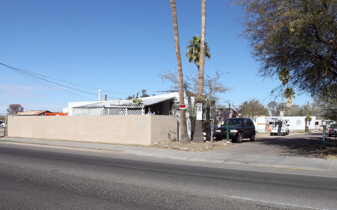 Adobe Manor in Tucson, AZ - Foto de edificio