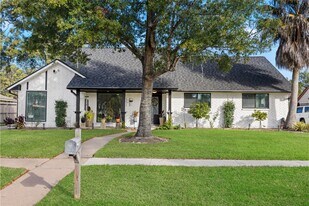 918 Hollow Tree St in La Porte, TX - Building Photo