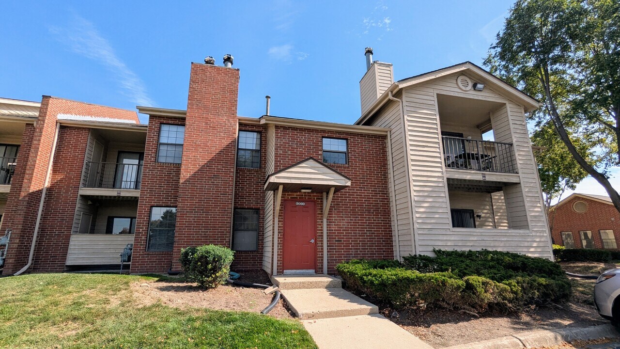 2060 N Rand Rd in Palatine, IL - Building Photo