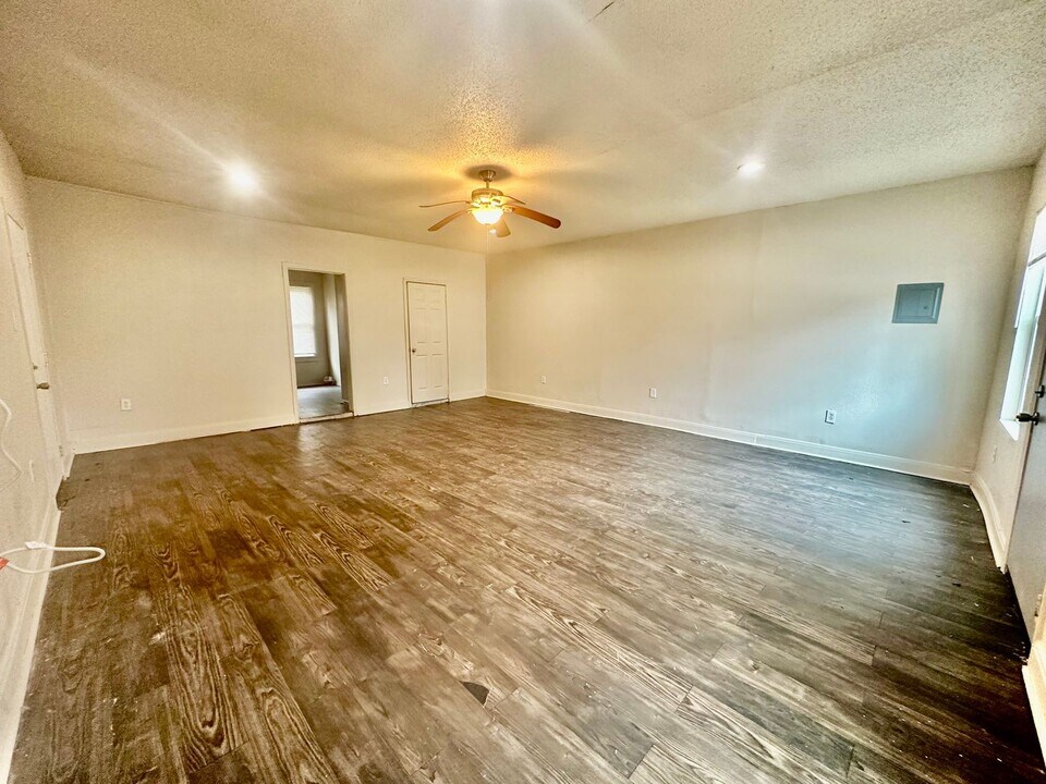 1402 E Highland Blvd in San Antonio, TX - Building Photo