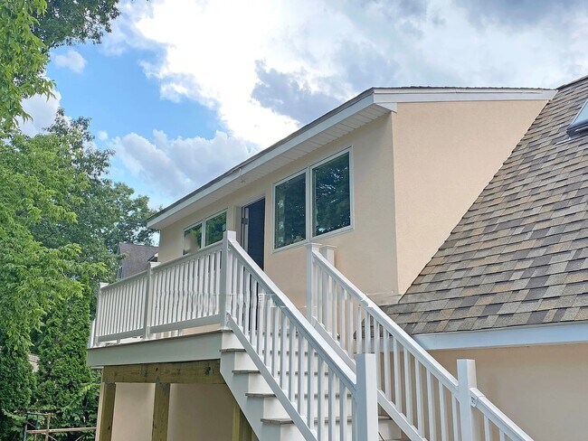 32 Salisbury Rd in Newton, MA - Foto de edificio - Building Photo