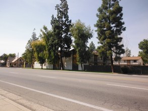 River Oaks in Bakersfield, CA - Building Photo - Building Photo