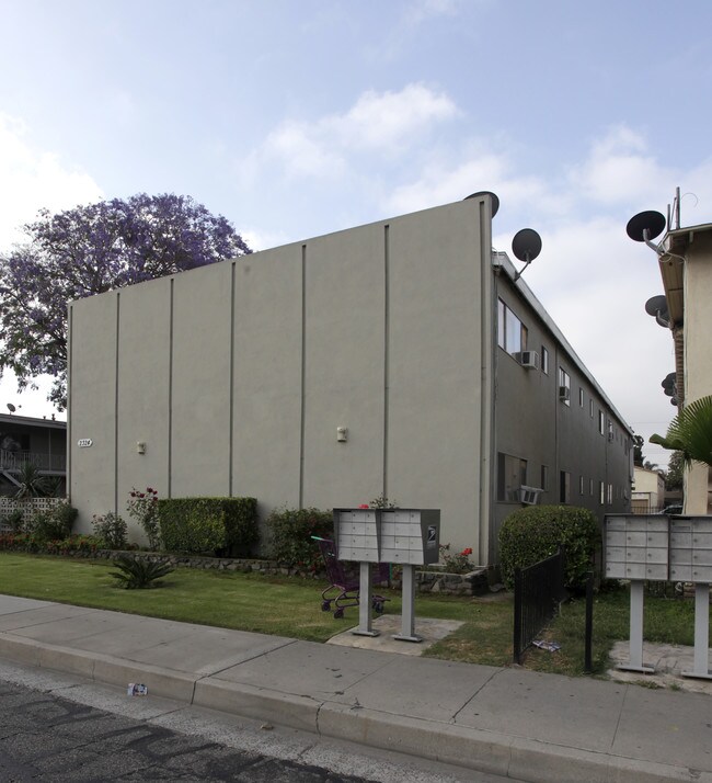 2324 E Commonwealth Ave in Fullerton, CA - Foto de edificio - Building Photo