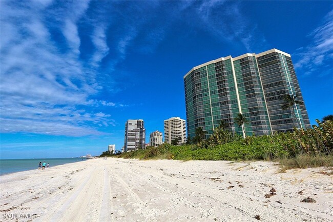 4651 Gulf Shore Blvd N in Naples, FL - Foto de edificio - Building Photo