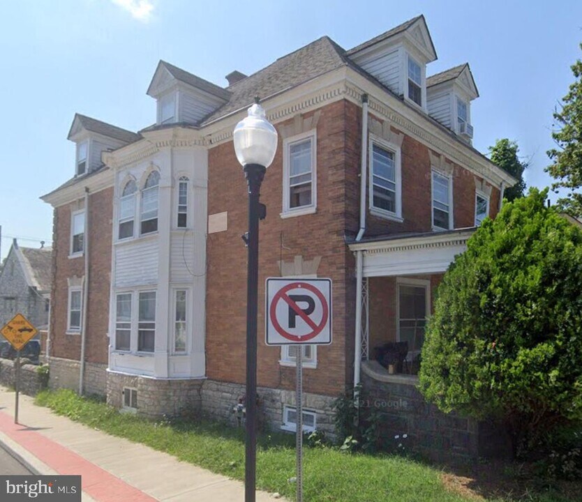 384 E Chestnut St in Coatesville, PA - Foto de edificio