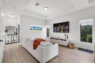 8755 SW 34th St in Miami, FL - Foto de edificio - Building Photo