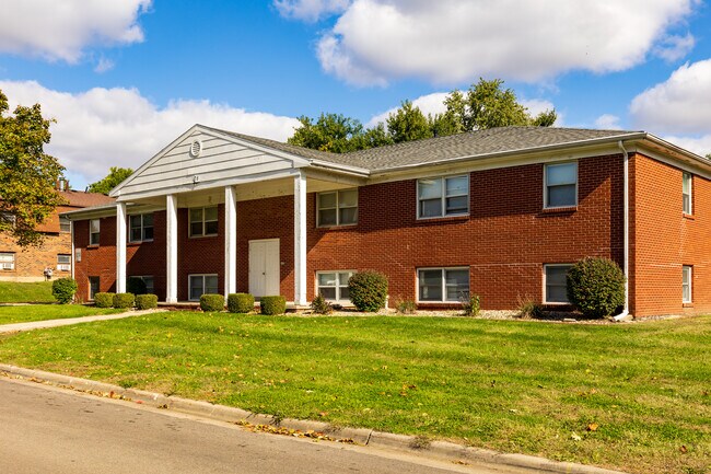 College Park Court Apartments in Normal, IL - Building Photo - Primary Photo