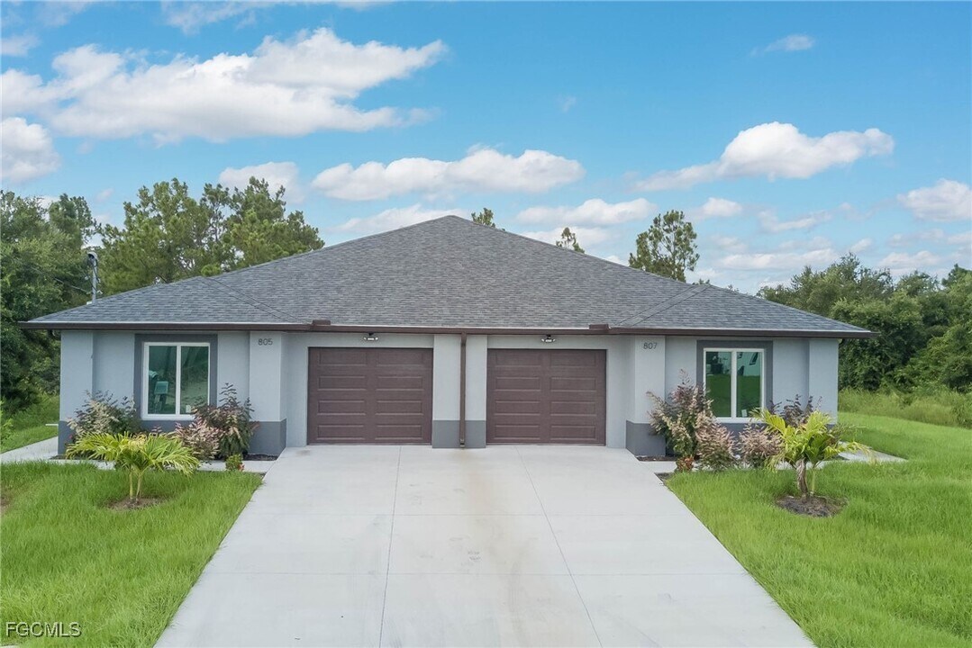 805-807 W 12th St in Lehigh Acres, FL - Building Photo