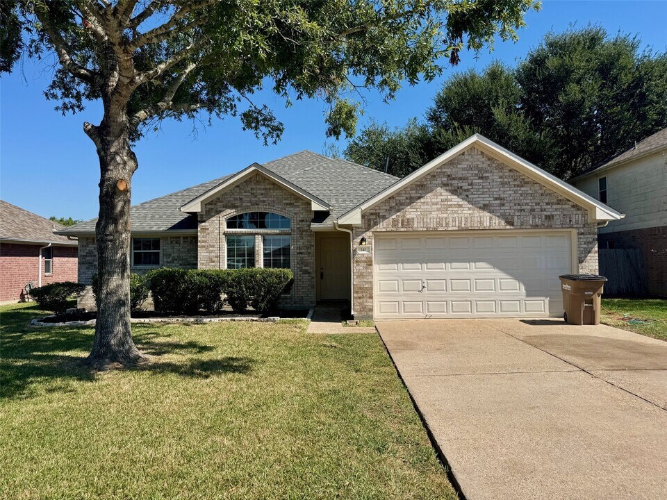 141 Green Isle Ave in Dickinson, TX - Building Photo