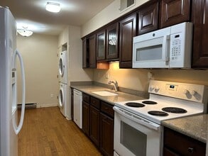 1818 E Shorewood Blvd, Unit 310 in Shorewood, WI - Building Photo - Building Photo