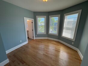 35 Cameron Ave, Unit 3 in Somerville, MA - Foto de edificio - Building Photo