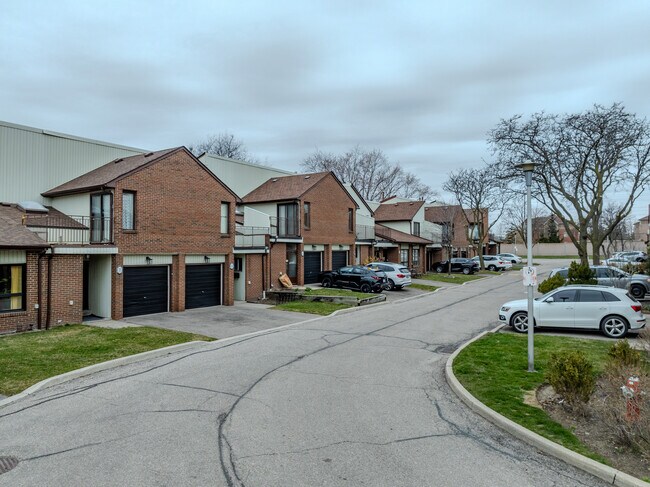 1021 Cedarglen Gate in Mississauga, ON - Building Photo - Building Photo