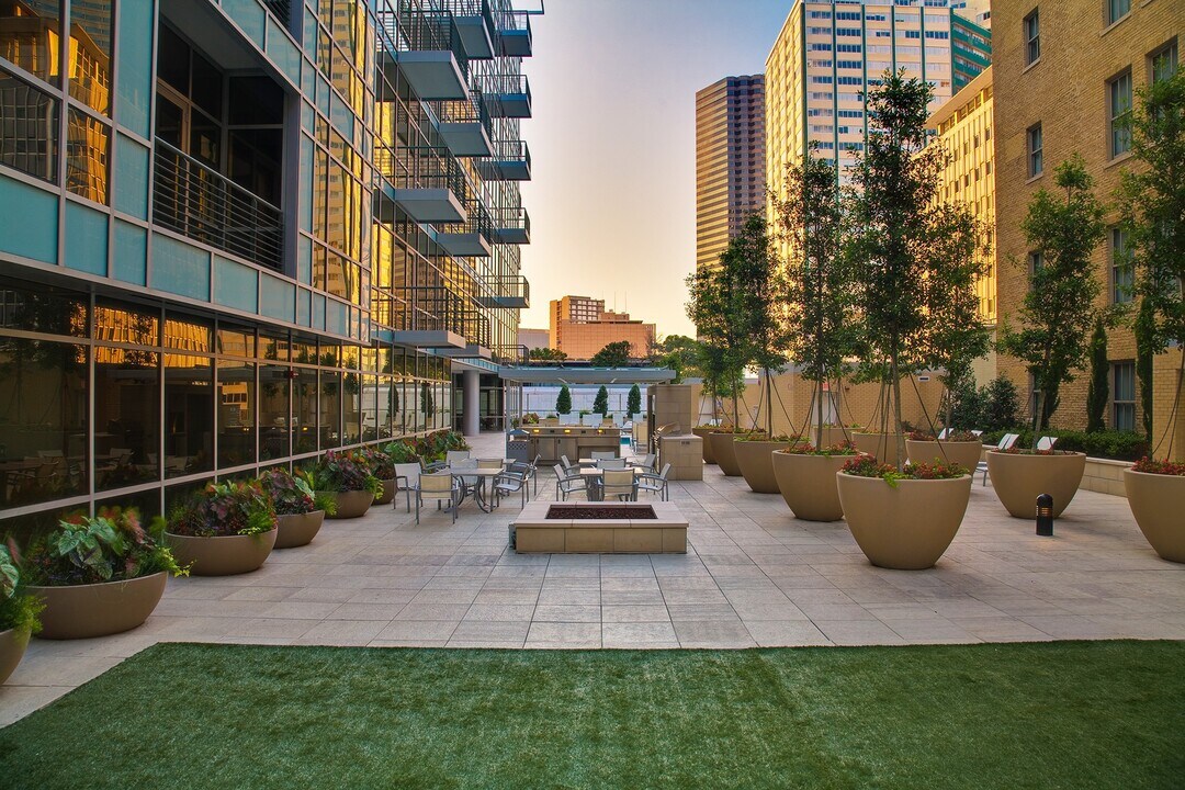 Main 3 Downtown in Dallas, TX - Foto de edificio