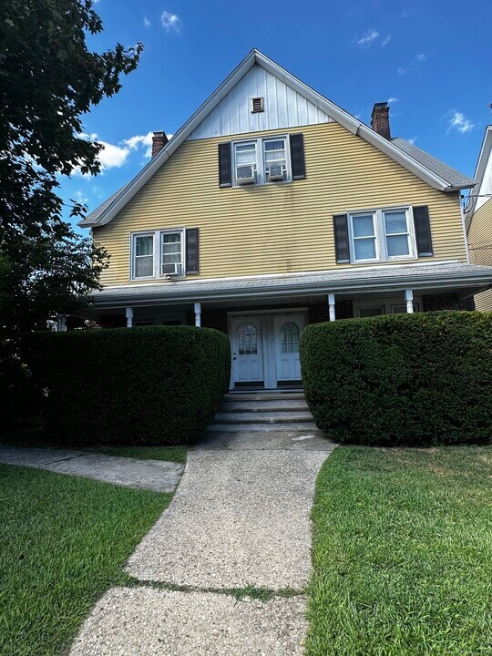 48 Frank St in Stamford, CT - Building Photo