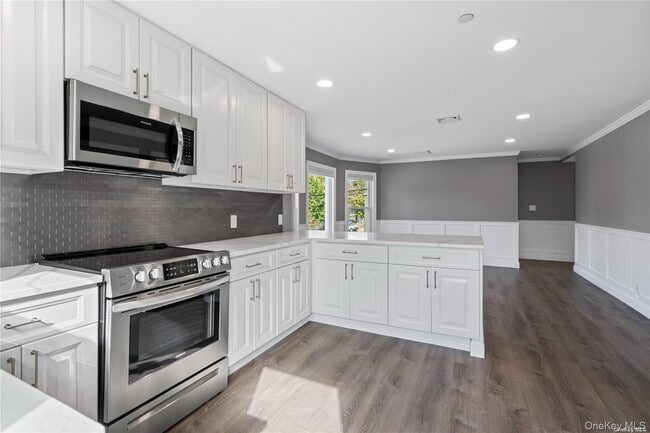 7 Pulaski Rd in East Northport, NY - Foto de edificio - Building Photo