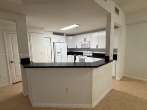 11102 NW 83rd St in Doral, FL - Foto de edificio - Building Photo