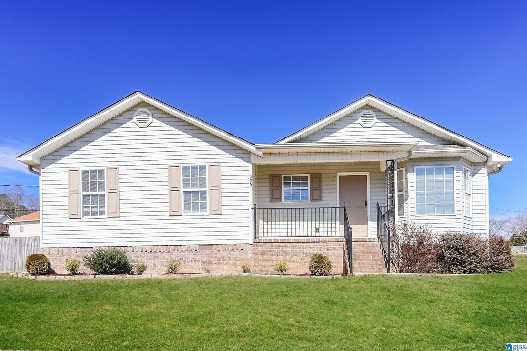225 Sunrise Dr in Odenville, AL - Building Photo